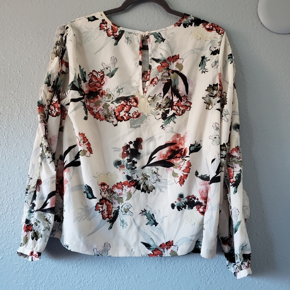 Floral watercolor ruffle sleeve keyhole blouse - Picture 2 of 6